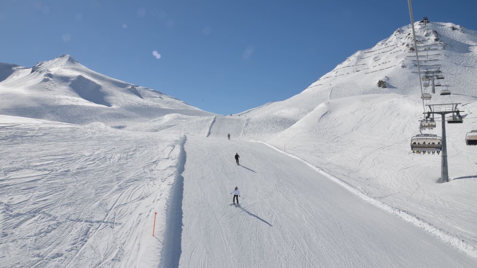 Breite präparierte Piste mit Sessellift